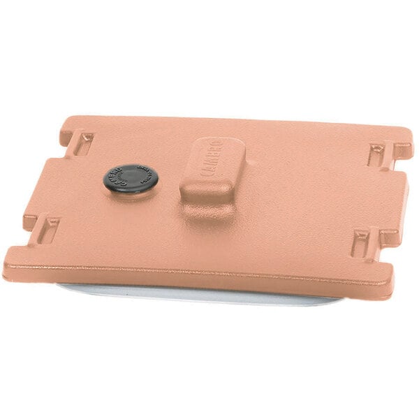 A tan plastic Cambro Camtainer lid with a black button and gasket vent.