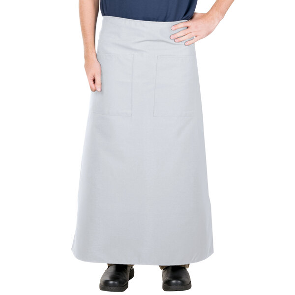 A person wearing a gray Intedge bistro apron with two pockets.
