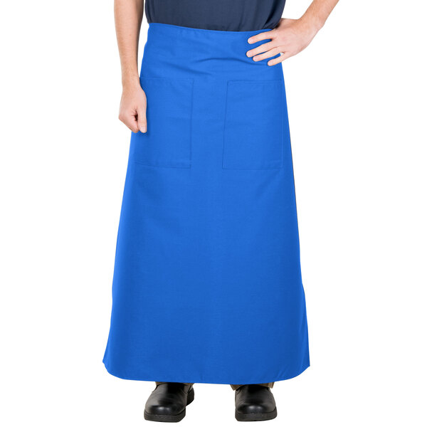A person wearing a blue Intedge bistro apron with pockets.