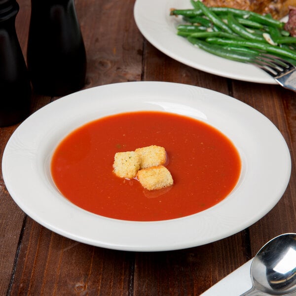 A plate of Libbey Royal Rideau soup with croutons and green beans.