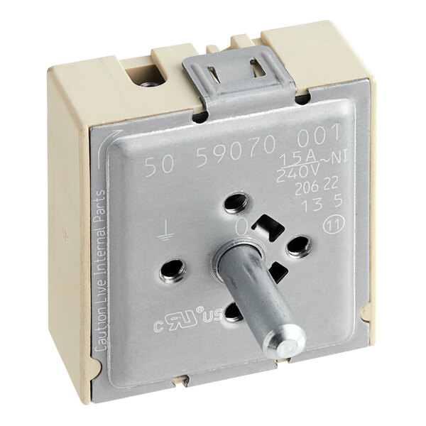 An Alto-Shaam infinite switch with a metal knob.