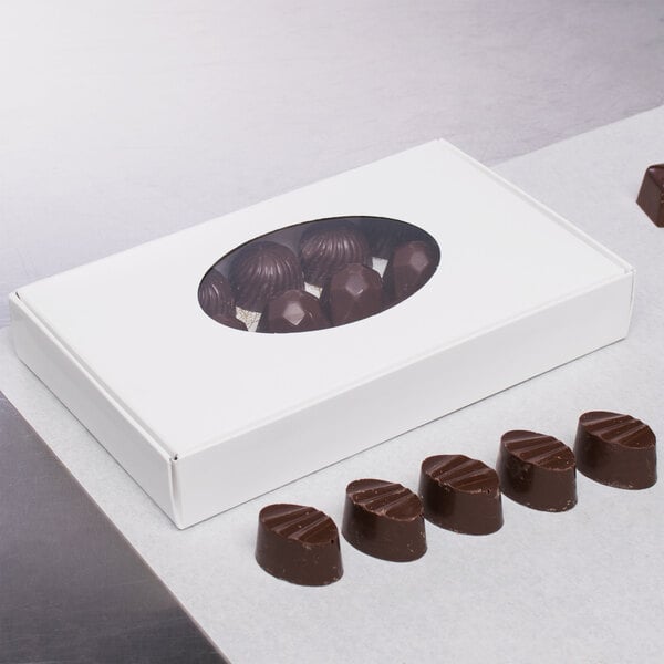 7 1/8" x 4 3/8" x 1 1/8" White 1/2 lb. 1-Piece Candy Box with Oval Window   - 250/Case