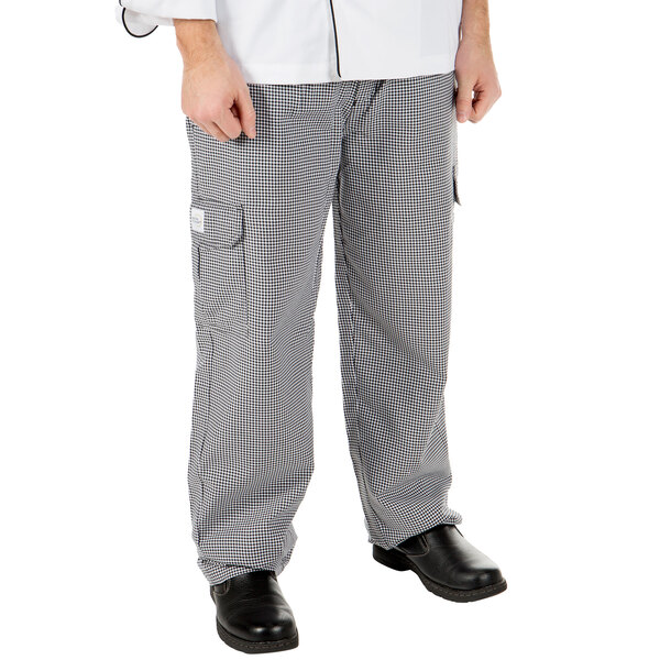 A chef wearing Mercer Culinary houndstooth cargo pants with a pocket.