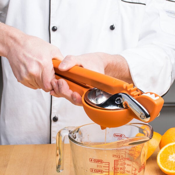 Chef'n 102-408-008 FreshForce™ Handheld 12 3/4 Plastic Orange Juicer /Squeezer