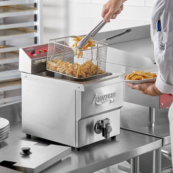 Avantco F200 15 lb. Medium-Duty Electric Countertop Fryer - 208/240V,  2700/3600W