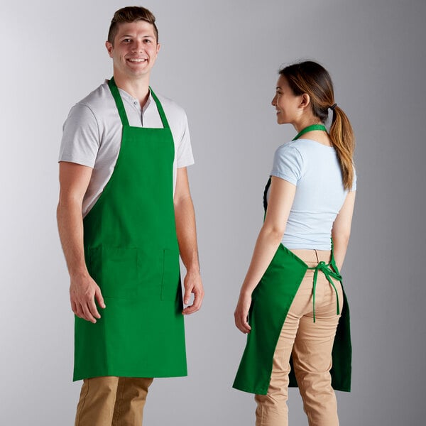 A man and woman wearing Choice Kelly Green bib aprons.