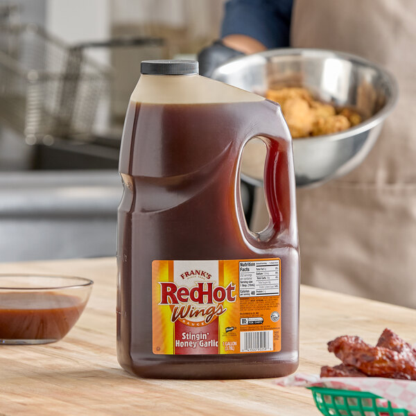 ハンガーフォード　HUNGERFORD ルーシー　赤ポチ Frank's RedHot 1 Gallon Stingin' Honey Garlic Sauce - 2/Case