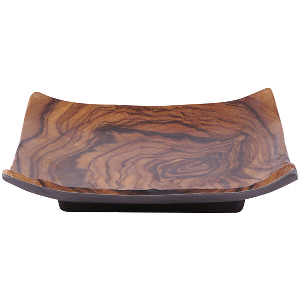 A square wooden plate with a wood grain design.