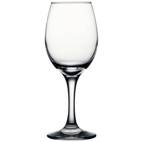 A close-up of a clear Pasabahce Maldive wine goblet with a stem.