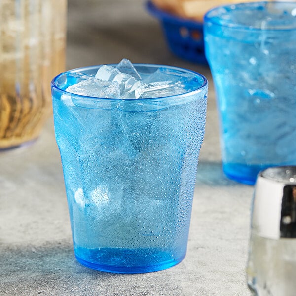 A blue plastic Choice paneled tumbler with ice.
