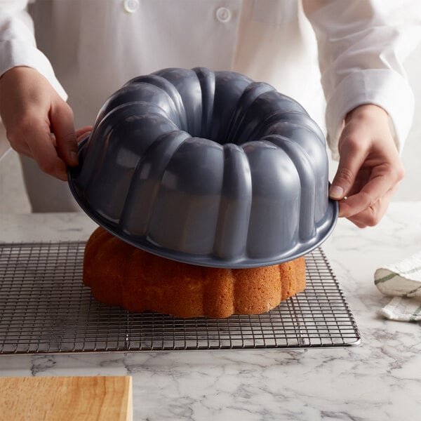 9/10 Inch Non-Stick Large Bundt Pan Fluted Tube Cake Mold Carbon