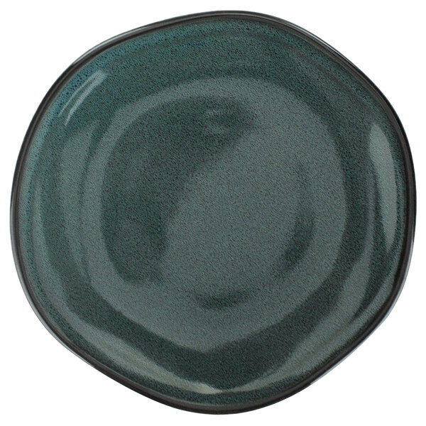 A close up of a midnight blue International Tableware Luna porcelain plate with a black rim.