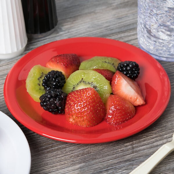 A red Carlisle Kingline pie plate with kiwi and strawberries on it.