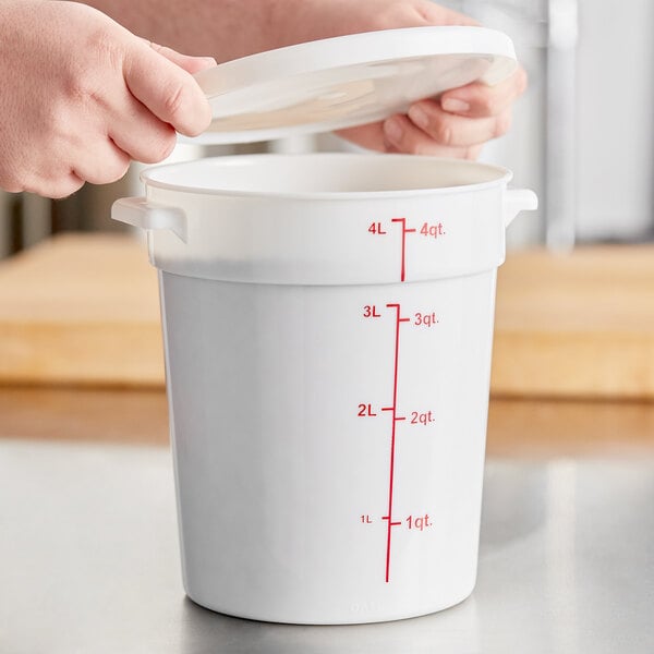 Cambro 2 Qt. Translucent Round Polypropylene Food Storage Container
