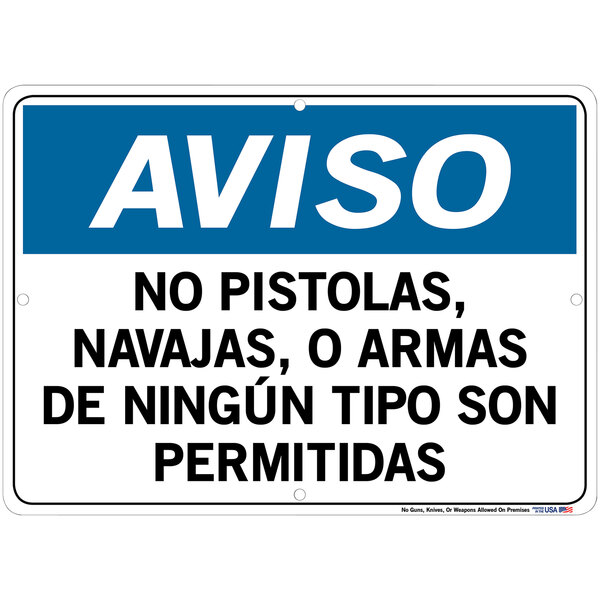 A white rectangular aluminum sign with black text that says "Aviso No Pistolas, Navajas, O Armas De Ningún Tipo Son Permitidas"