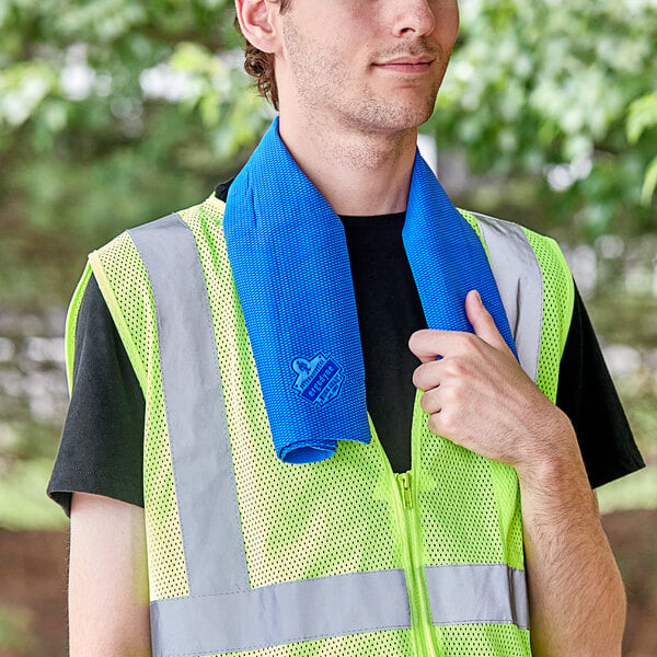 A man wearing a safety vest and a blue Ergodyne evaporative cooling towel around his neck.