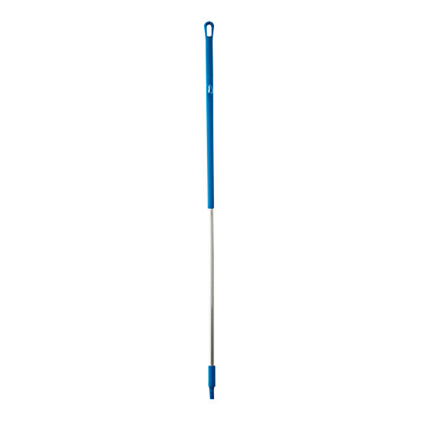 A blue and silver aluminum handle for floors.