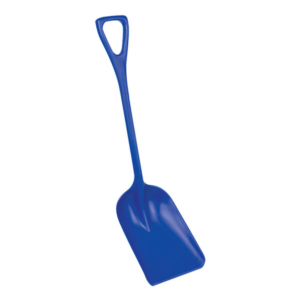 A blue Remco polypropylene food service shovel with a long handle.