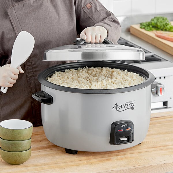 Avantco RCB90 90 Cup (45 Cup Raw) Electric Rice Cooker / Warmer - 240V, 2,650W