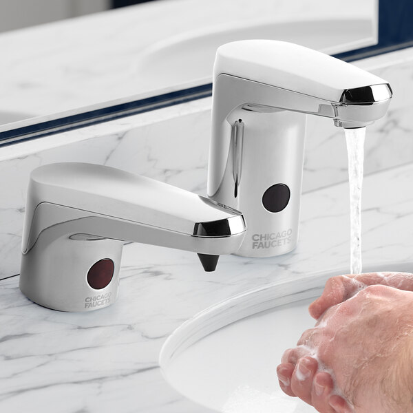 Chicago Faucets ETronic 80 Combination BatteryPowered Deck Mount