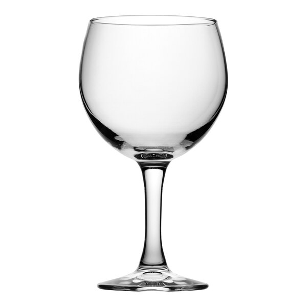 A close-up of a clear Pasabahce Moda gin and tonic glass.