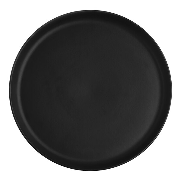 A black round plate with a round rim.