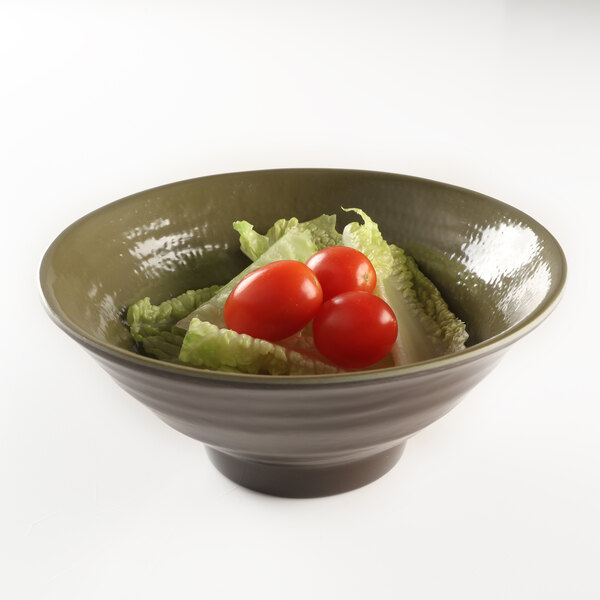 An Elite Global Solutions Pebble Creek lizard-colored melamine bowl filled with lettuce and tomatoes.