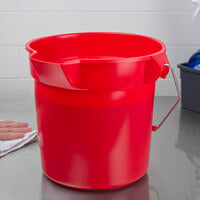 Rubbermaid FG296300RED BRUTE 10 Qt. Red Round Bucket