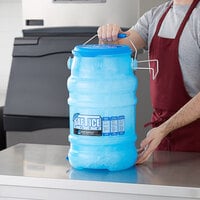 San Jamar Saf-T-Ice 6 Gallon Polypropylene Ice Tote with Lid and Hanging Bracket