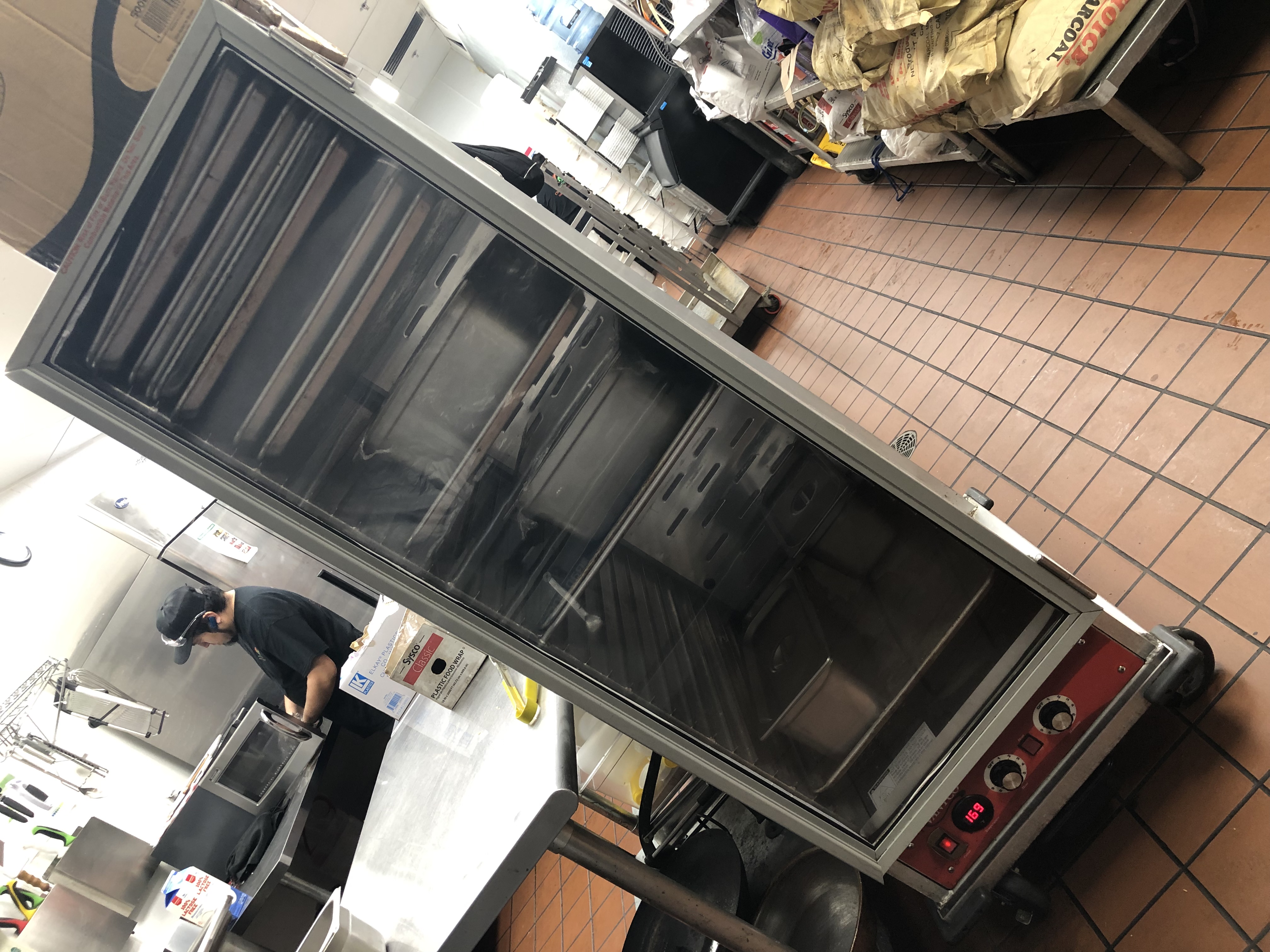 I love how hot my food stays in here. We do lots of catering and we place all our trays in here as we complete prep and I feel like it’s hotter than when I put them in! Def a KEEPER.
