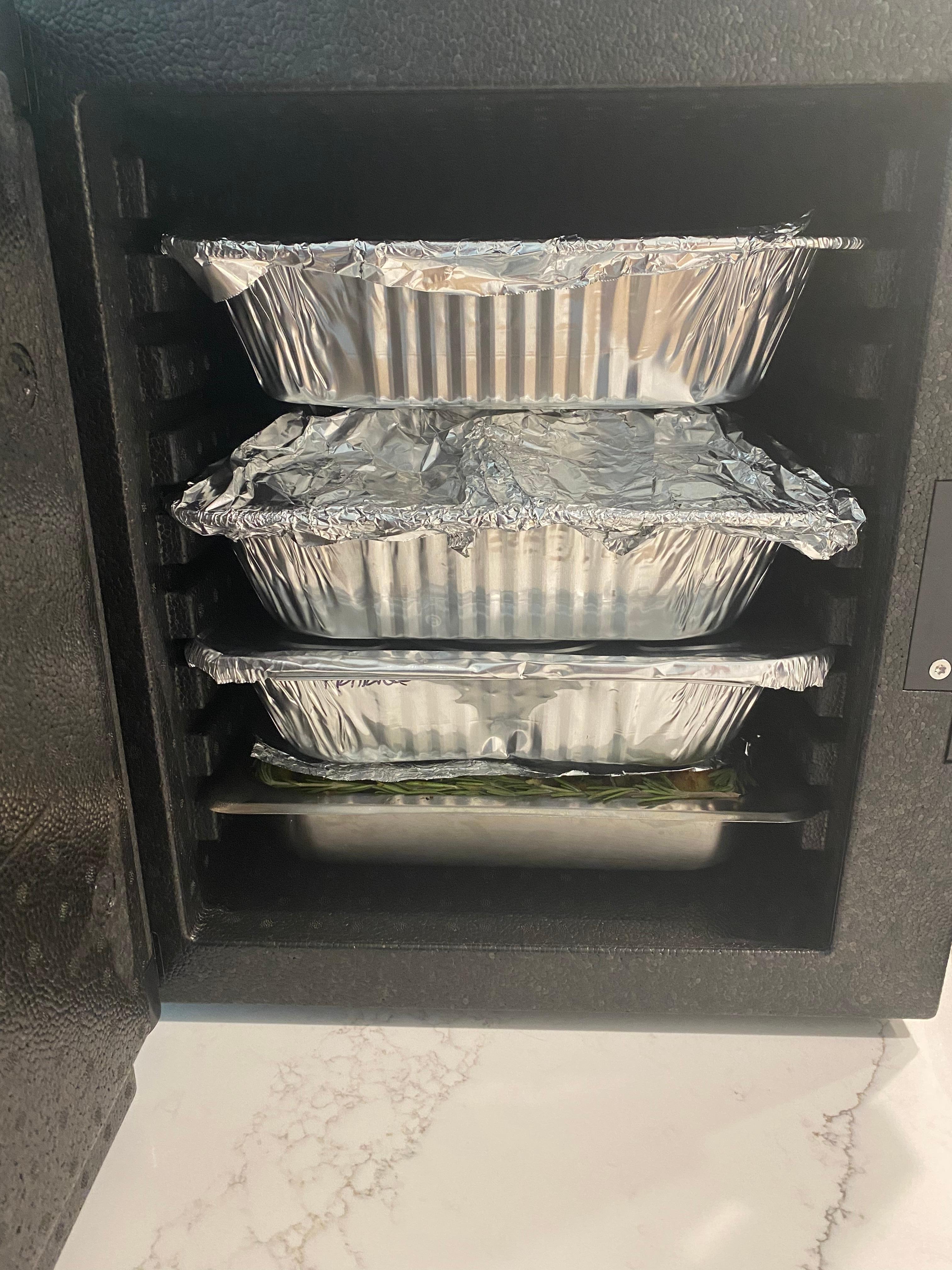 Carrier open with 4 pans inside.