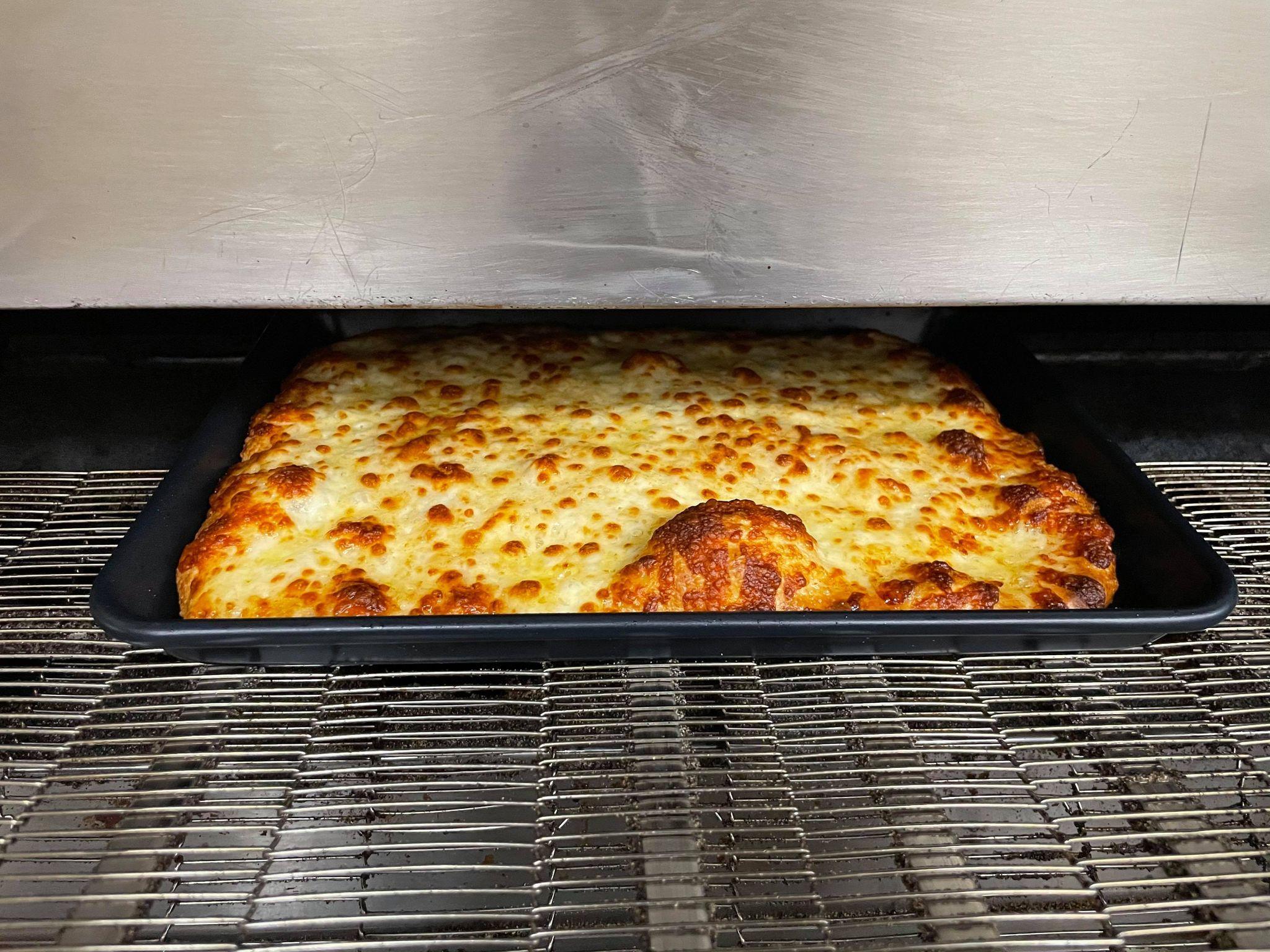 The pan works great, it handles high oven heat of 500 degrees in a pizza oven. it doesnt warp or twist and when it rolls out, the food just slides out,