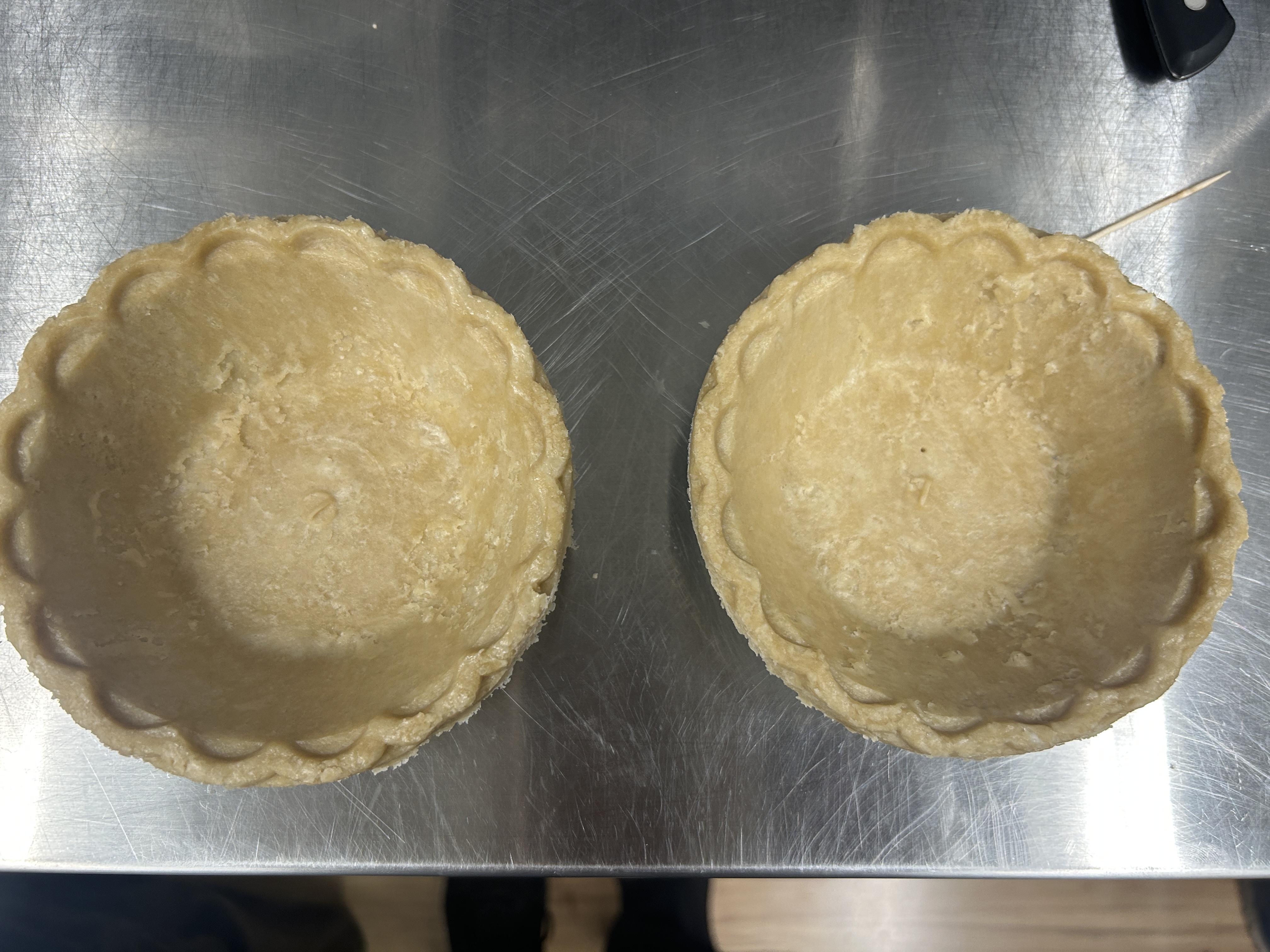 Crusts using hydraulic pie press
