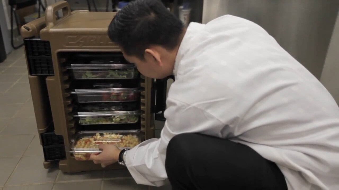 Carlisle IC222003 Black Cateraide™ 200 lb. Mobile Ice Bin