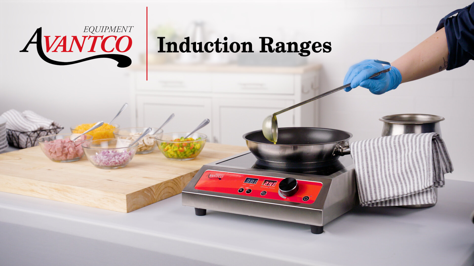 Avantco IWC35 Countertop Wok Induction Range / Cooker - 208-240V