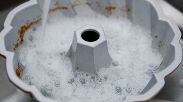 How to Clean Bundt® Pans & Cake Pans | Nordic Ware 