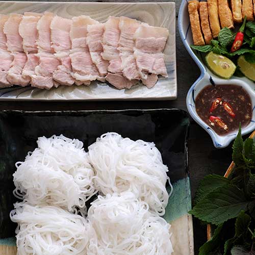 rice noodles on black platter