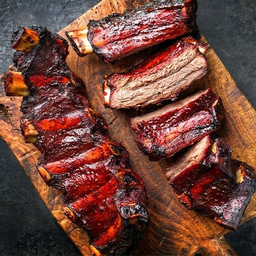 Barbecued short ribs on cutting board