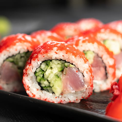 Tuna roll with masago on the outside