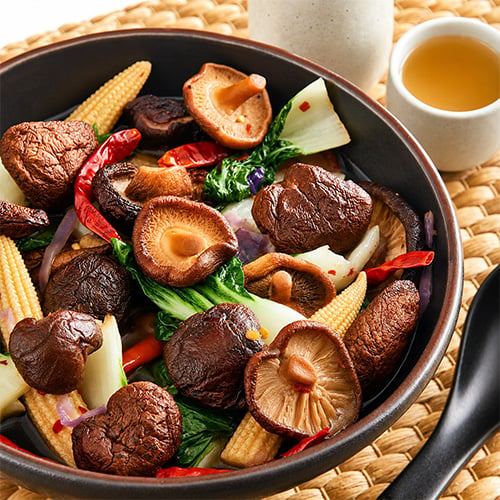Developed in Buddhist monasteries, where vegetarianism is central to spiritual practice, this style relies entirely on plant-based ingredients and avoids pungent aromatics such as garlic, onions, and scallions. 