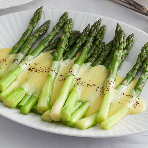 Asparagus with hollandaise sauce on top