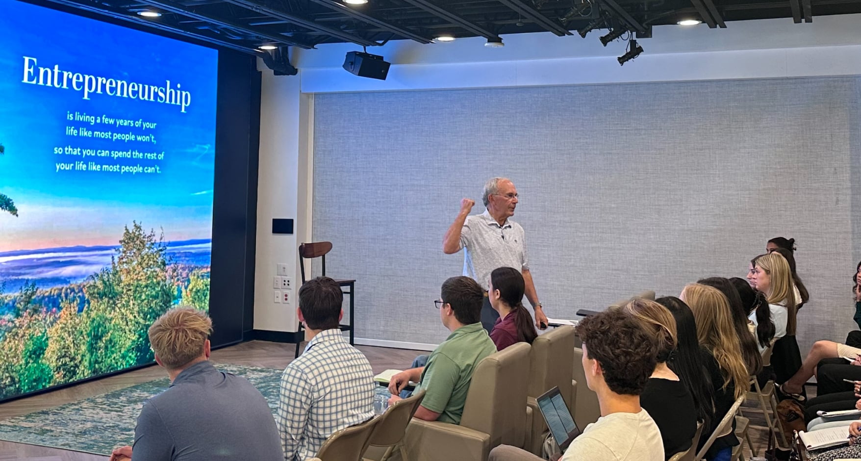 description of main news article image